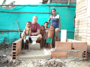 José Piedra mit fast fertiger Toilette und zufriedener Familie